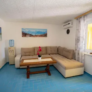 https://apartments-pavic-vir.hotelinzadar.com